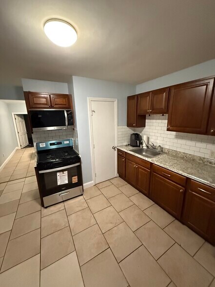 Building Photo - 128 Putnam St