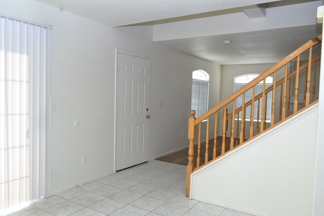 Building Photo - SW - ROOMY 3 BEDROOM 2.5 BATH TOWNHOME - 8...