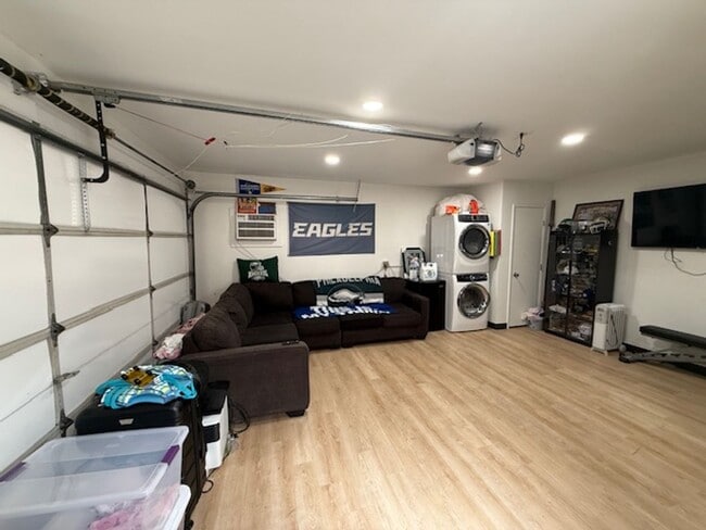 Building Photo - SPACIOUS 3 BEDROOM / 1.5 BATH HOME IN LOS ...