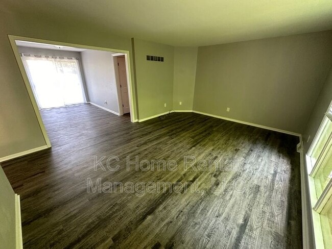 Building Photo - 209 NW Highland Ln