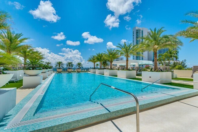 Building Photo - 600 NE 27th St