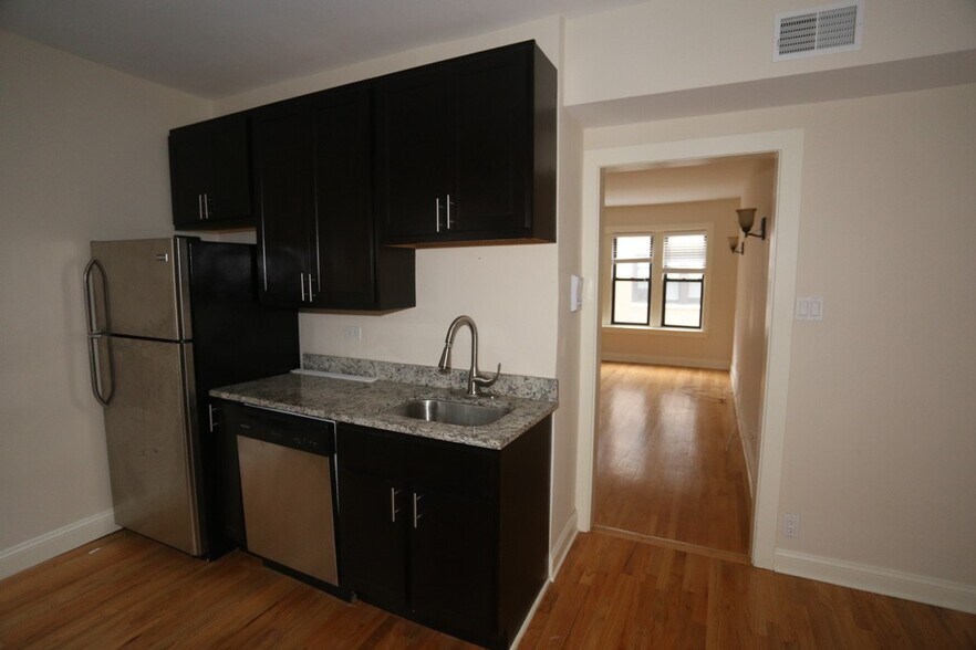 Building Photo - 4045 N Ashland Ave