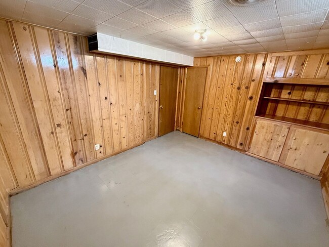 Building Photo - Roomy 3 bedroom, 2 bath with double garage