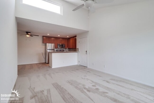 Building Photo - Charming 1Bdm 1Ba Condo in the Heart of Sa...