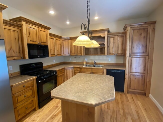 Building Photo - Half Price 1st Month! Beautiful 4 Bedroom 3.5 Bathroom Town Home In Logan