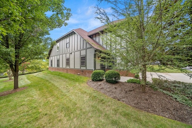 Building Photo - Spacious, Beautiful East Asheville Home