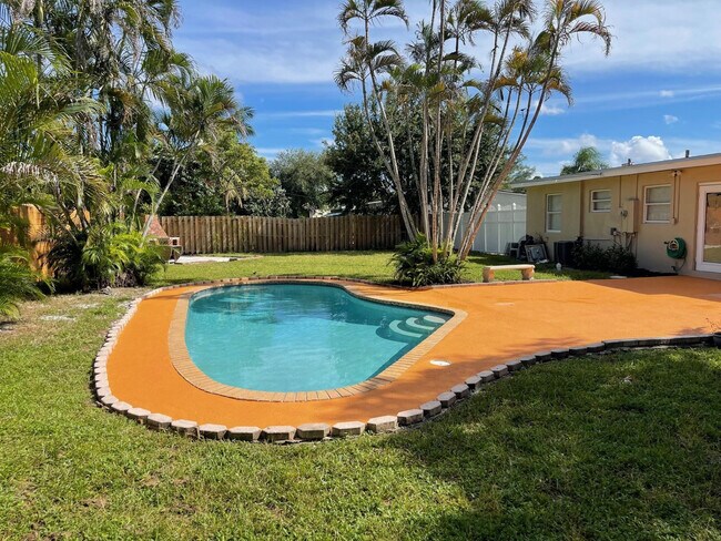 Building Photo - 1809 NW 13th Ct