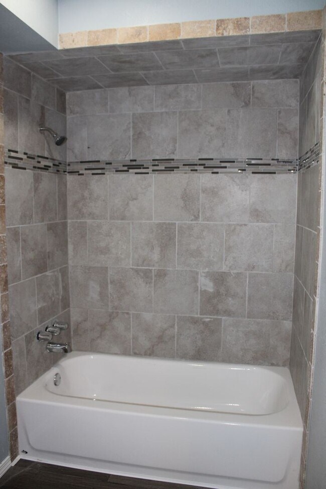 Building Photo - Newly Remodeled! Close to Tinker