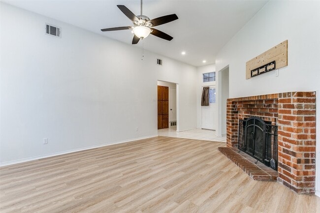 Building Photo - 215 Meadowbrook Ln