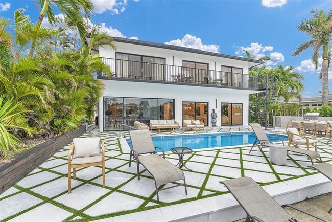 Building Photo - 319 S Riverside Dr