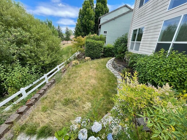 Building Photo - Fantastic Bethany Home with Attached Garag...
