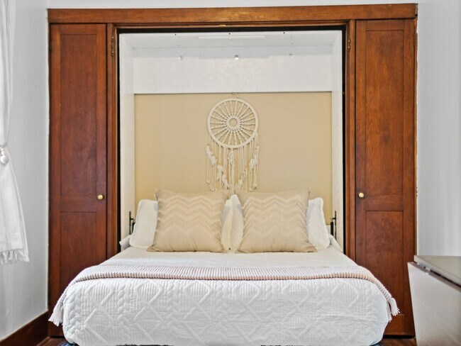 Building Photo - Charming Furnished 2BR Bungalow in Rockwood