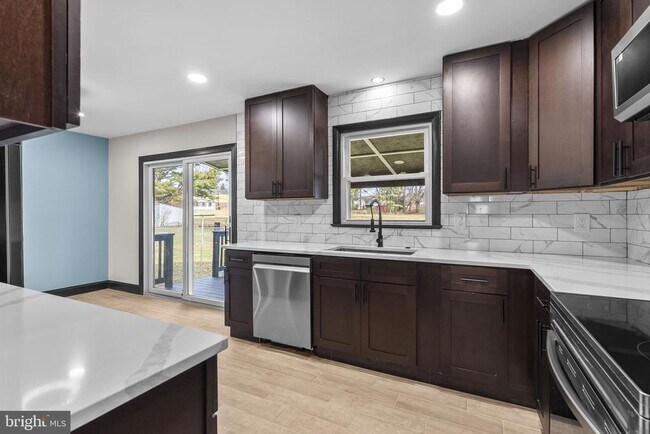 Building Photo - 3887 Shadywood Dr