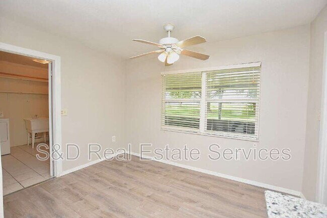 Building Photo - 561 Lake Bonny Dr E