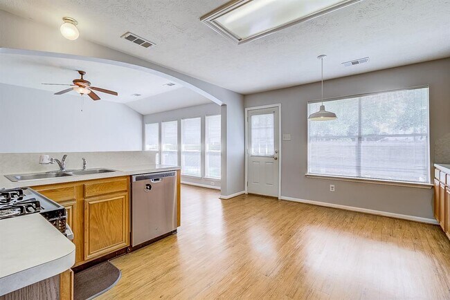 Building Photo - 4826 Linden Pl