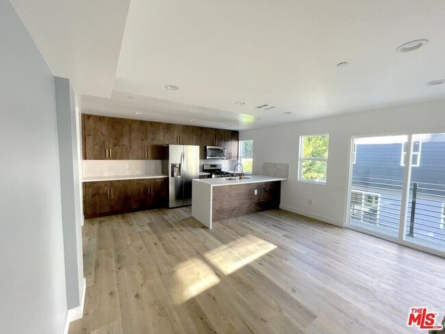 Primary Photo - 1554 Winona Blvd