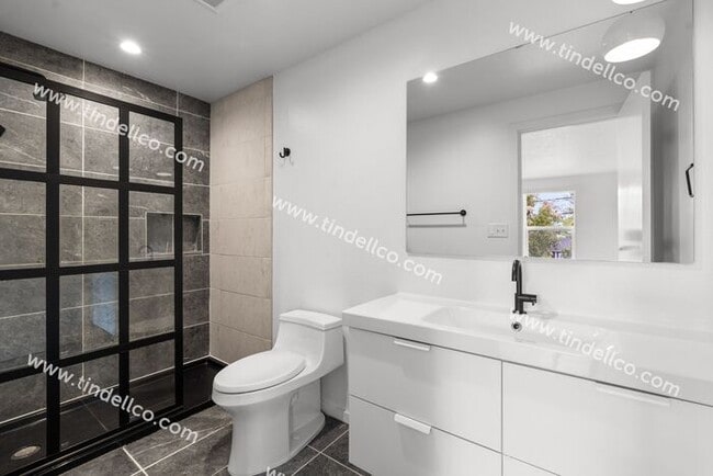 Building Photo - Spacious 3BR w/ Fenced Backyard w/ Deck – ...