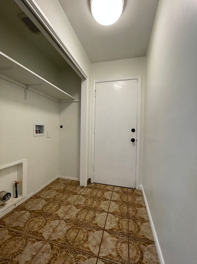 Building Photo - 6520 Havenside Dr
