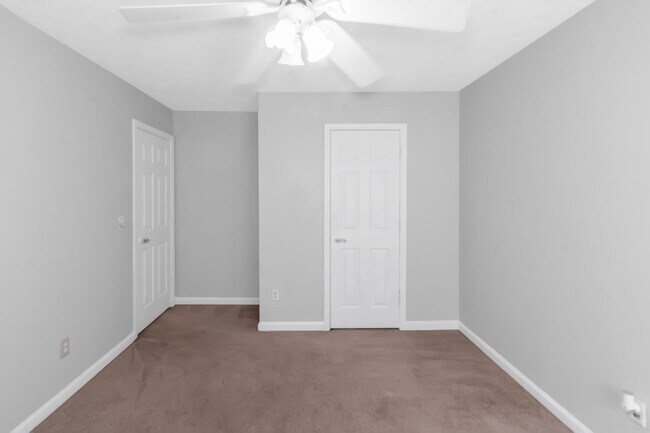 Building Photo - Spacious and inviting