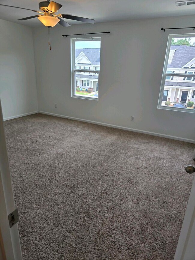 Building Photo - Charming 3-Bedroom Home with Community Poo...