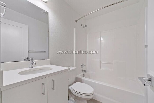 Building Photo - Modern Three-Story Townhouse in Hosford-Ab...