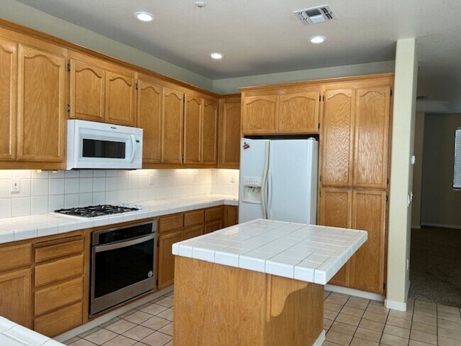 Building Photo - Spacious 4 bedroom, 2.5 Bathroom Available...