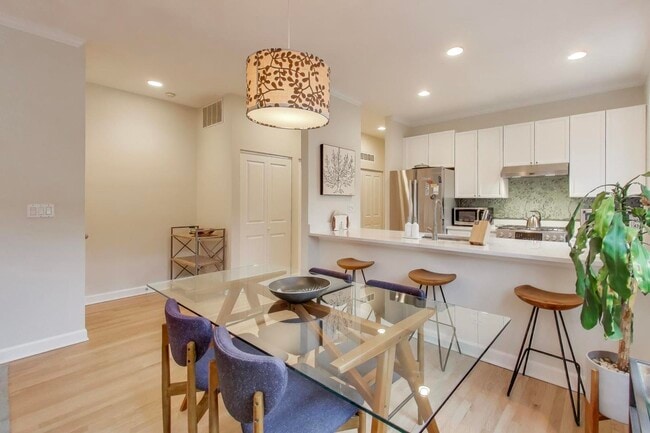 Building Photo - 1725 N Mohawk St