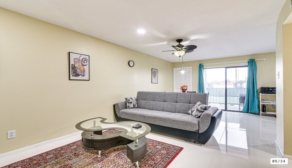 Building Photo - 2824 S Bartell Dr