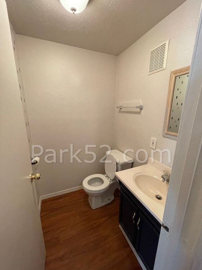 Building Photo - 3 Bedroom Tacoma Single Family Home- Pet Friendly!