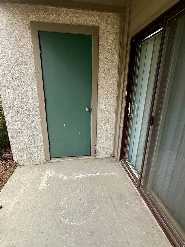 Building Photo - Comfortable coastal living in a convenient mid-island location! Available Now!