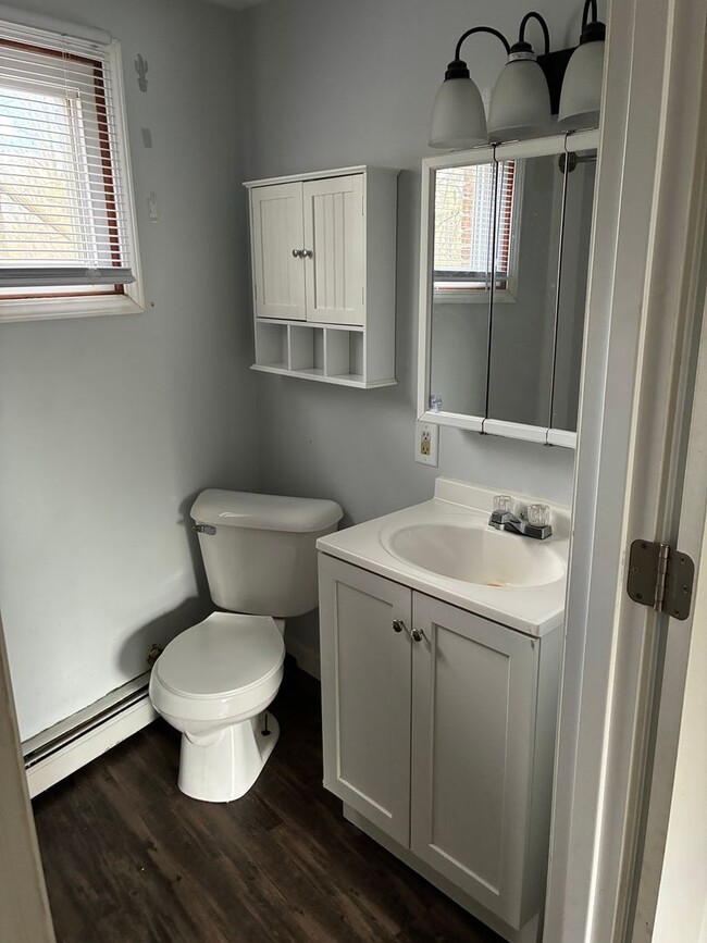 Building Photo - 2 Bedroom Apartment w/Appliances