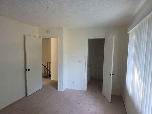 Building Photo - Popular two story condo with garage