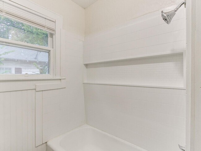 Building Photo - 3 Bedroom 1 Bath home in Shawnee!