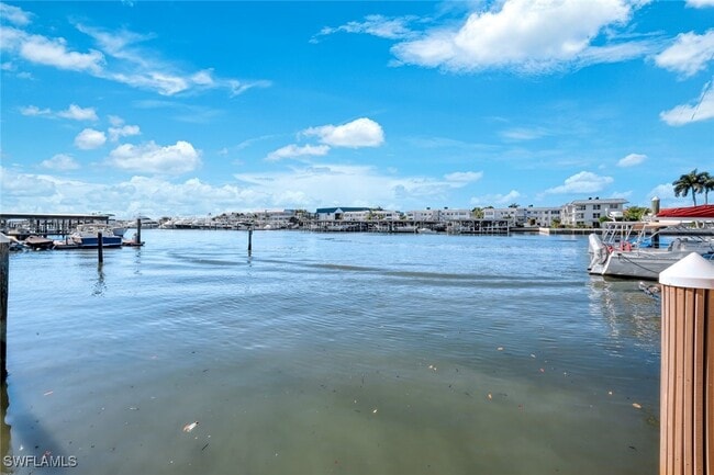 Building Photo - 800 River Point Dr