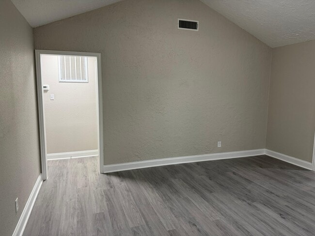 Building Photo - 5109 Maywood Dr