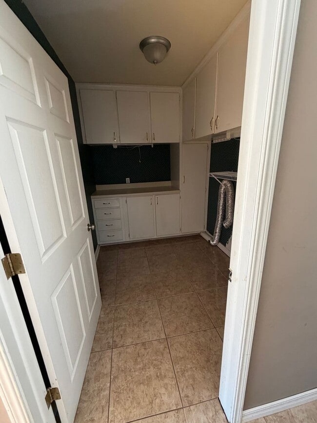 Building Photo - 2 story house for lease. Open floor plan in kitchen & living. Lots of storage. Large fenced backy...