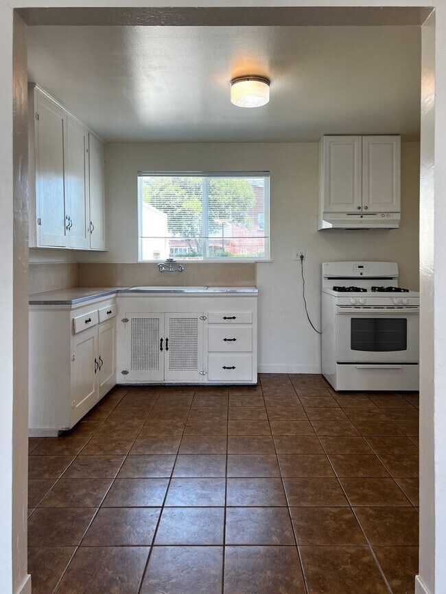 Building Photo - Charming 2 Bedroom, 1 Bathroom Home with Large Fenced Yard + Garage