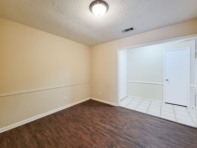 Building Photo - RECENTLY REMODELED 4 BEDROOM 2 BATH HOME I...