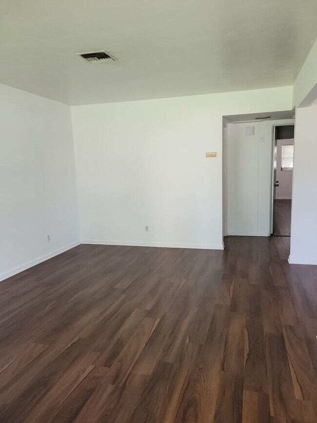 Building Photo - 3 BEDROOM 1 BATH  - 1/2 DUPLEX LOCATED IN ...