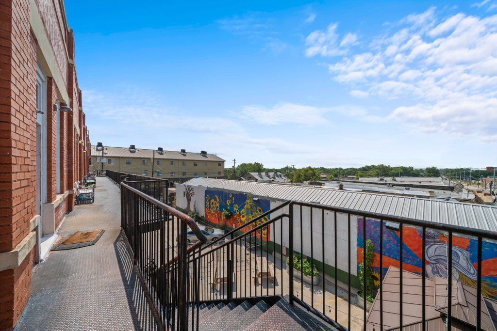 Balcony with views - 202 E San Antonio St