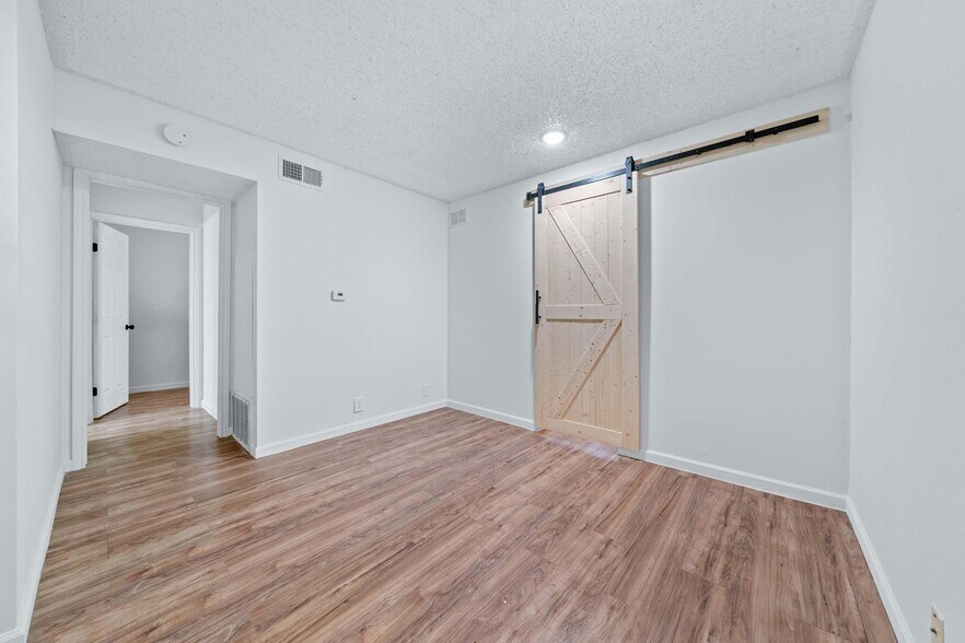 Building Photo - 9008 Galewood Dr