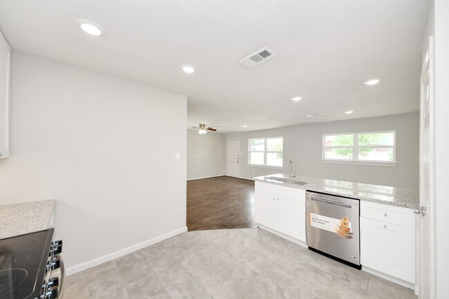 Building Photo - 8102 Bob White Dr