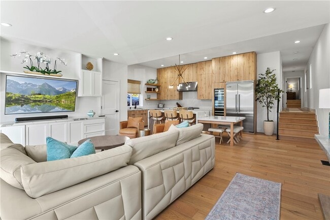 Building Photo - 520 Iris Ave