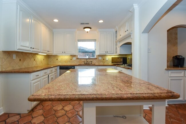 Building Photo - 18603 Point Lookout Dr