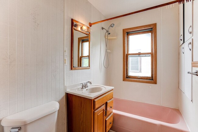 Building Photo - JUNE MOVE IN- HAMLINE UNIVERSITY - 5 BEDROOM
