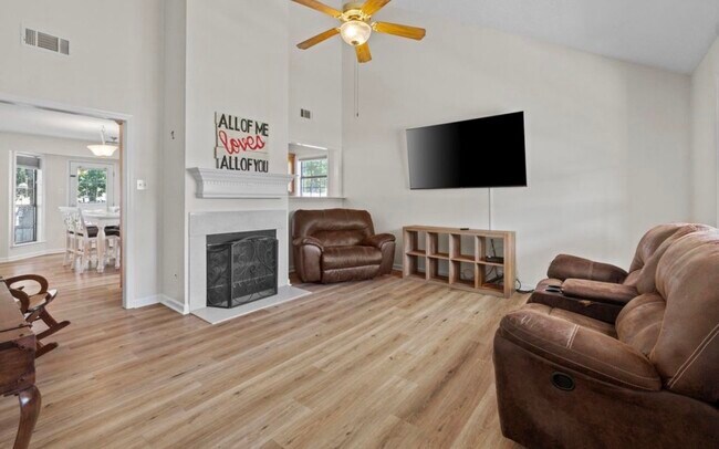 Building Photo - 1017 S Hills Dr