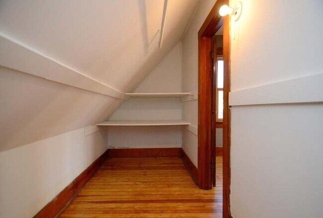 Building Photo - Beautiful 5 Bedroom Home!