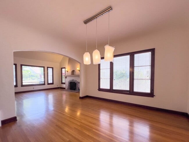 Building Photo - Storybook 3BR Home in Pretigious Rossmoyne...
