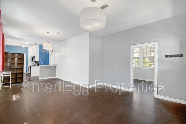 Building Photo - 920 E 51st St