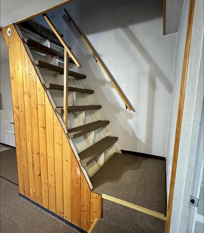 Building Photo - Private Home That's Still Close to the Amenities You Need!